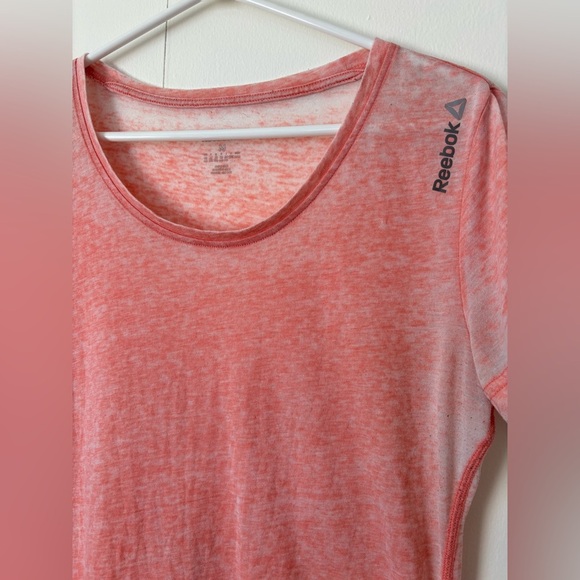 🎉4/30$🎉 Reebok Coral Lightweight Tee – Size M ✨ - Picture 2 of 4